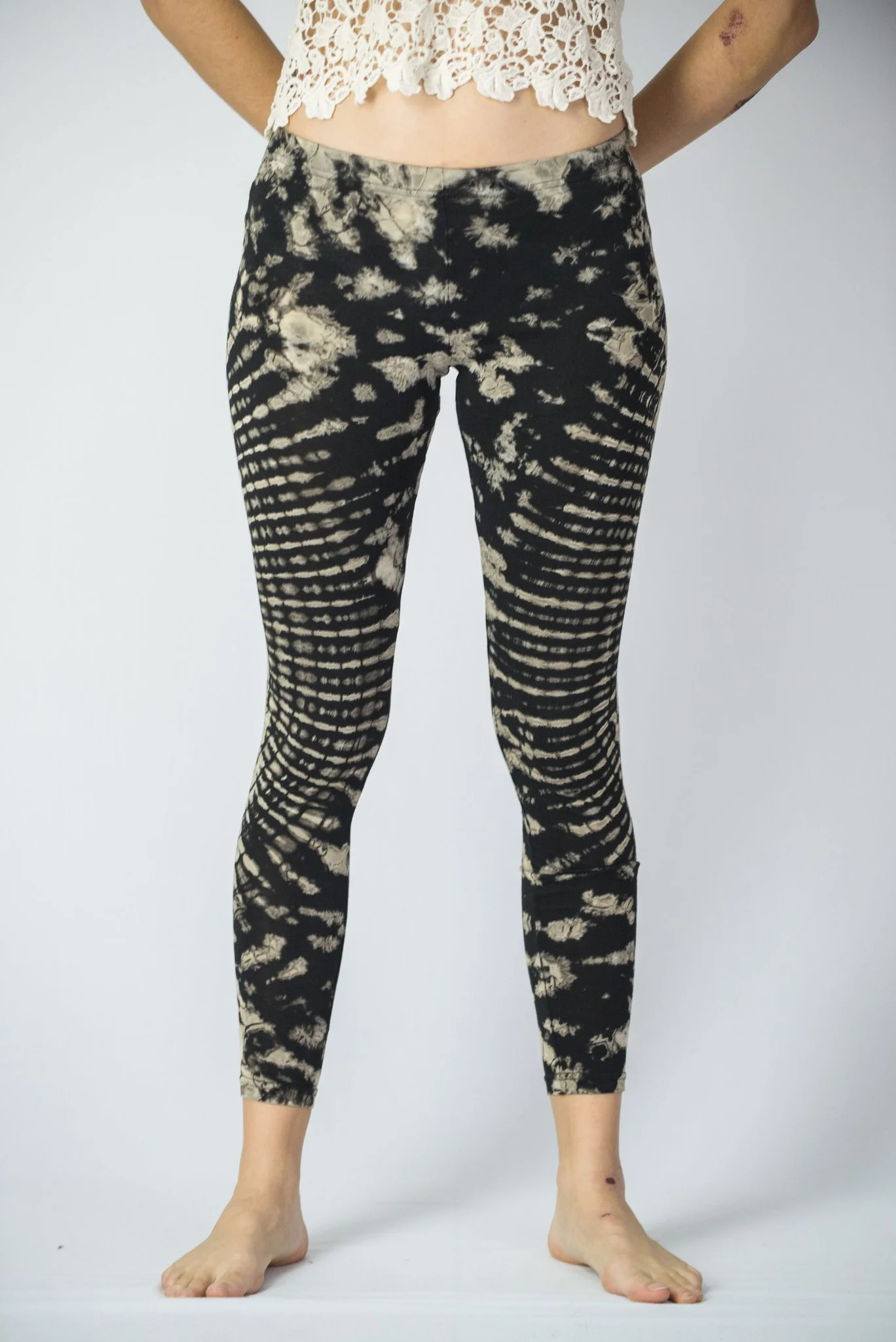 Oval Swirls Tie Dye Cotton Leggings in Black - Image 2