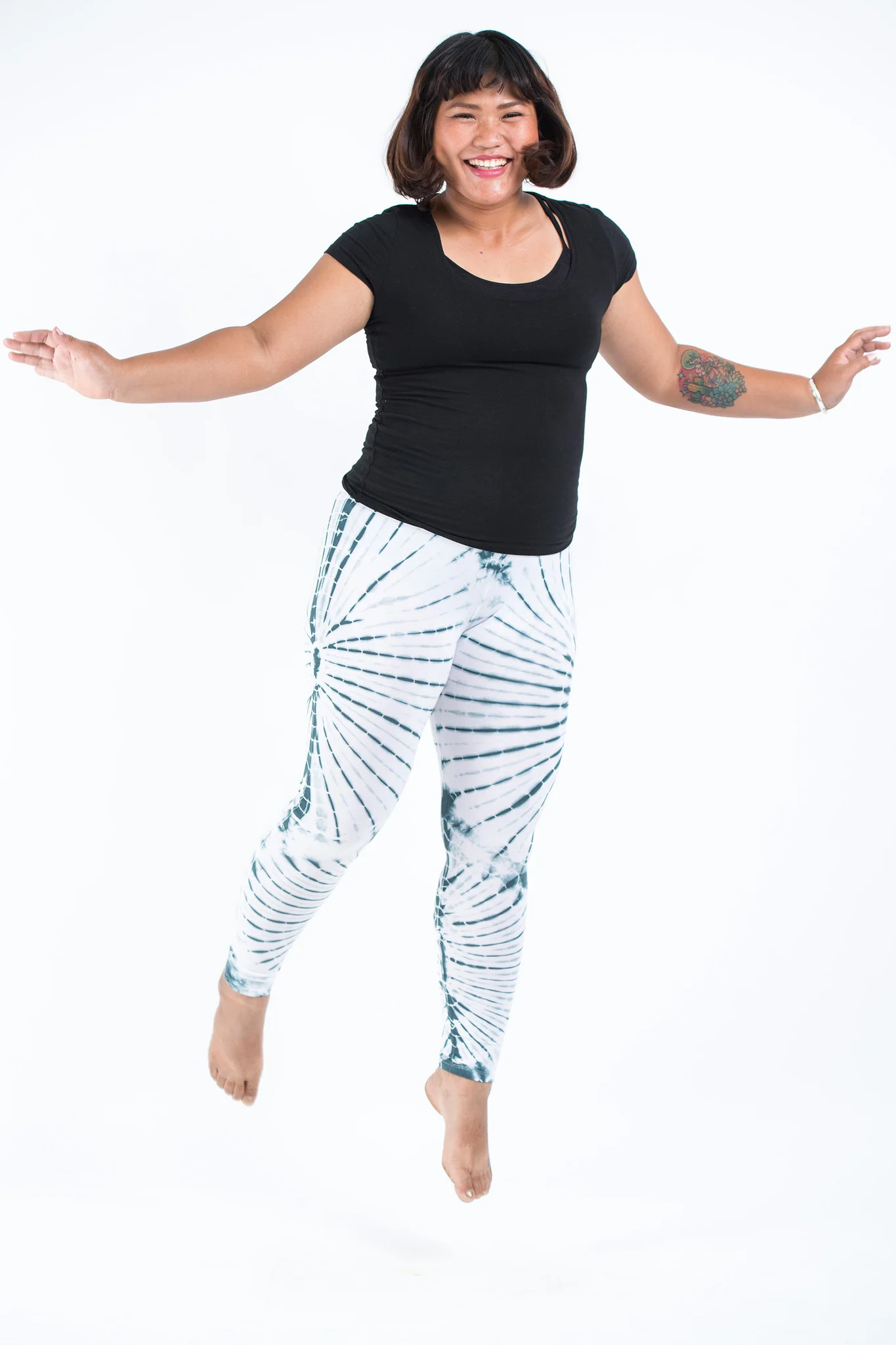 PLUS SIZE Tie Dye Leggings in White Black - Image 5