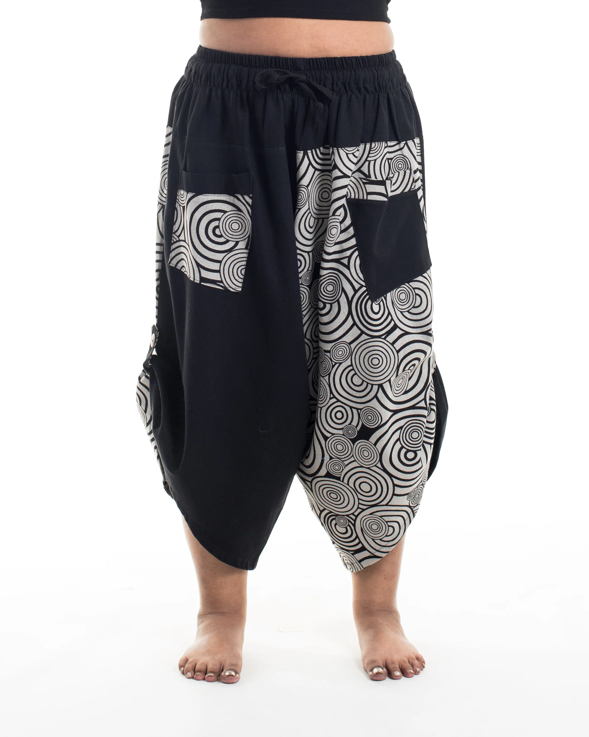 Plus Size Two Tone Swirls Prints Women's Three Quarter Pants in Black - Image 2