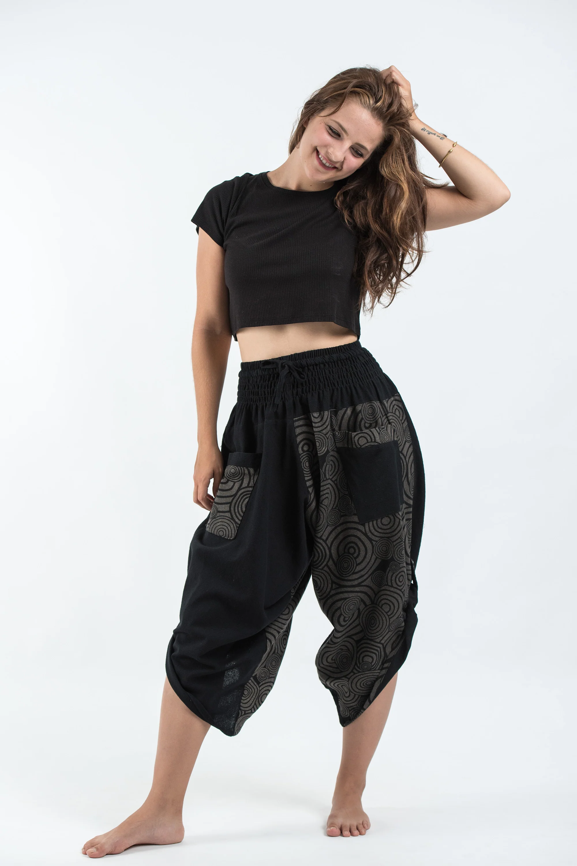 Two Tone Swirls Prints Women's Three Quarter Pants in Black Gray - Image 5